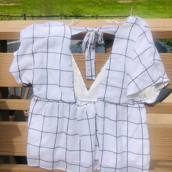 Fun white with black detail and back tie! - Picture 2 of 3